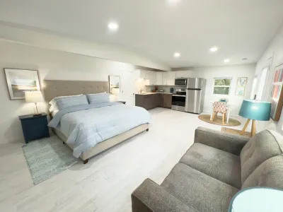 Oak Tree Oasis Guesthouse w/ Private Heated Pool