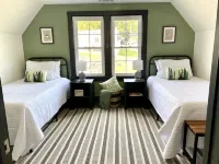 Cheerful & charming renovated cottage close to Skyline Drive, JMU, & Massanutten