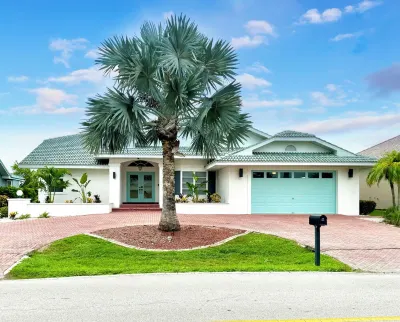 Punta Gorda Canal Waterfront I Pool, Kayaks, Bikes, Boat Dock Hotels near Copperfish Books