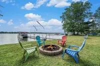Family Fun on Otsego Lake - HUGE yard, kayaks, paddleboards, zip line and more!