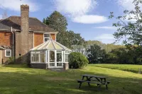 Secluded Farmhouse set in 300 acres, sleeps 11 comfortably, and up to 14 people. Hotels in Battle