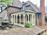 The Designers Den-Sleeps 10, Pets ok, 5min to IHFC & HPU, Emerywood!