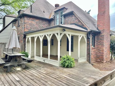 The Designers Den-Sleeps 10, Pets ok, 5min to IHFC & HPU, Emerywood! Hotels near String & Splinter Club Inc