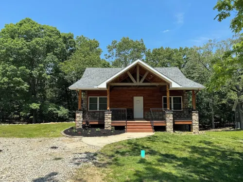 New cabin in Mountain Home 1 mile from Buzzard Roost Marina.