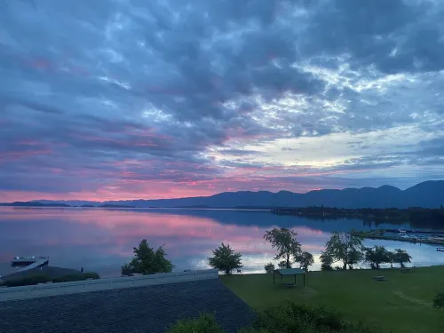 Lake Front Condo - You’ll never want to leave! Licensed. Air conditioned. Hotels in Polson