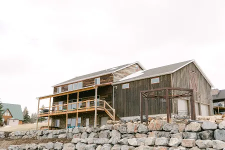 10Bedroom 6 bath Lakeview Retreat with Year-Round Hot Tub & Unique Entertainment