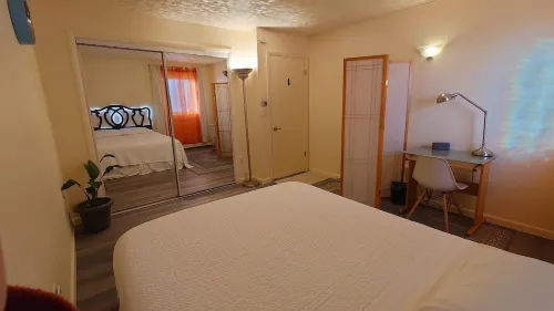 In Town! Fully-equipped kitchen with spacious bedrooms. Free parking & WiFi!