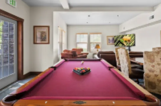 Cozy Fireplace, Hot Tub, & Garage 3 Minutes to Deer Valley East Village & Skiing