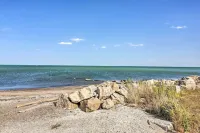 Cozy ranch condo on the shores of Lake Erie!