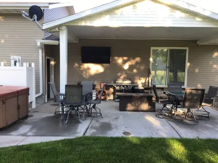 1 mile from the second largest lake in Nebraska with the best fishing & hunting Отели в г. Маллалли