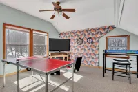 Lakefront Chalet w/ game room 25 min. from skiing & snow tubing. Pet-friendly!