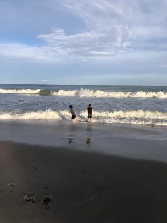 BEACH SHACK retreat w/bungalow in The Honeysuckles -  Behind the ocean! Отели в г. Ханисаклс