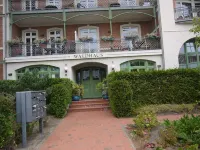 Bright, modern furnished apartment with sea views, 100 m to the beach