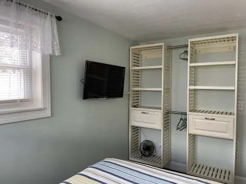 Serenity Amid it All. Dog friendly PET FEE, WiFi, outdoor shower, grill