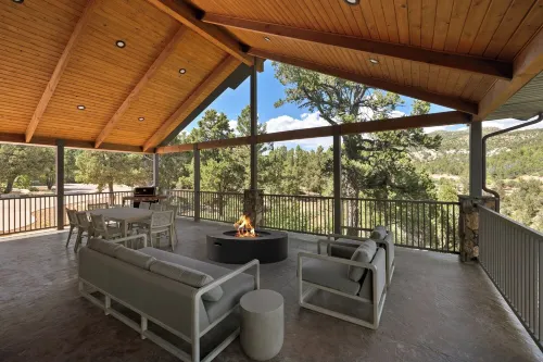 Canyon-View Retreat Minutes from Zion with Hot Tub, Game Room & Chef’s Kitchen - Pools
