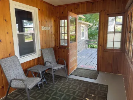 Snow his here sled from your door Cozy 3 bedroom cottage in town-pet friendly!