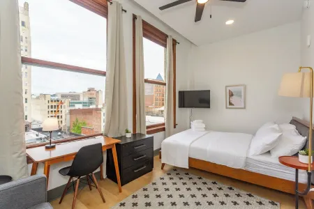 Studio at the Frank in the heart of Downtown. Отели в г. Бирмингем