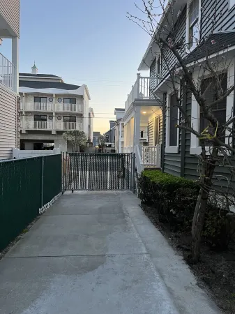 1913 Classic Victorian Home with manny outdoor spaces. Отели рядом с достопримечательностью «Wildwood Boardwalk»