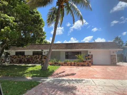 Sleeps 30 Large Heated Pool Home, 10 min to Hard Rock and 22 minutes to Beach