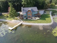 Lakefront 240 View, Fireplace, Hot Tub, Wineries Near! Beautiful Time of Year! Hotels in Norvell Township