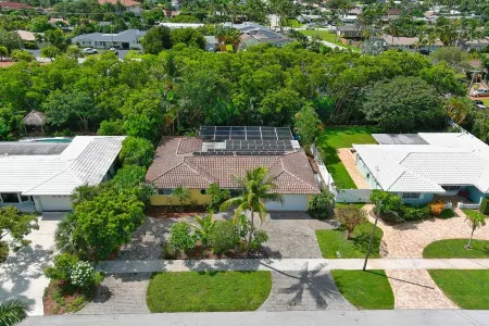 Screened-In Heated Pool and 5 min from the beach. Child friendly. Отели рядом с достопримечательностью «Парк Дирфилд Айленд»