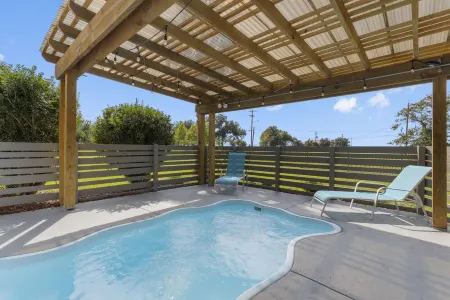 Stunning Custom Home. Walk to the Beach. Heated POOL! Elevator! Отели рядом с достопримечательностью «Mississippi Coast Coliseum and Convention Center»