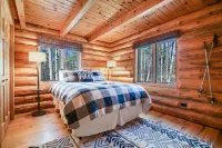 LodgeLife Springbrook - Unwind in Nature Lux Log Cabin in the Heart of Adventure