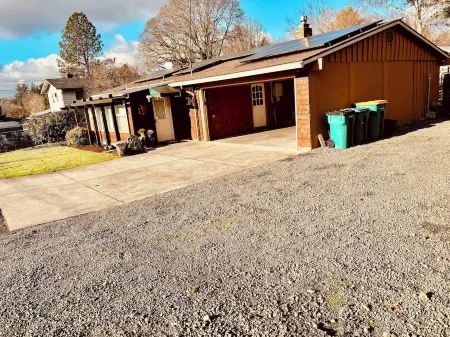 Equipped 3Bd/2ba Home with Private Backyard Oasis, Comfort & Convenience Await! Отели рядом с достопримечательностью «Вашингтон сквер»