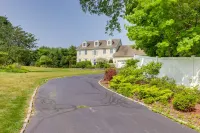 5-star Luxurious 4 Bedroom Home by the Beach and Minutes from Mystic