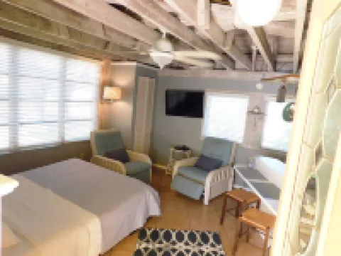 Unique and Charming--Waterfront Studio Cottage - Queen bed & Dock 朱庇特酒店