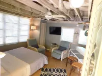Unique and Charming--Waterfront Studio Cottage - Queen bed & Dock