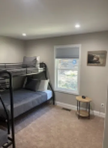 NEW house nestled in a quiet area. Has hot tub & game room. 5 min to down town.