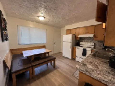 Cozy Corner at College Center of Town Sleeps 4