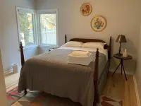 Charming garden cottage downtown Ellison Bay walking distance to lake and shops Hotels in Liberty Grove