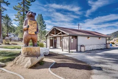 Storybook Lake Cottage - 12 min walk to Village Отели рядом с достопримечательностью «оз. Биг Бэар»