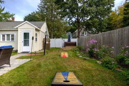 The Kings Cottage-Hot Tub! Pet Friendly! Fire pit, Outdoor Games, Close to Town