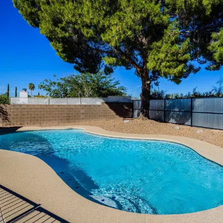 Oasis on Palm-  Private and Quiet ~ Sparkling Pool and Spa!
