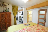 Charming garden Hideaway apartment in Belmont Heights. Abundant outdoor seating.