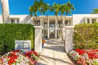 BEACH DREAMING Luxury condo, newly renovated on 5th Ave; Steps to beach & dining