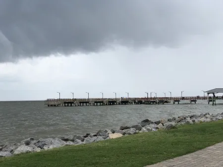 Pet friendly cottage w large fenced yard. Available weekly, monthly or nightly!