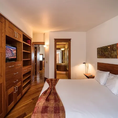 100 ft. to Gondola! Heart of Lionshead! Views, Fireplace, Balcony, Parking!