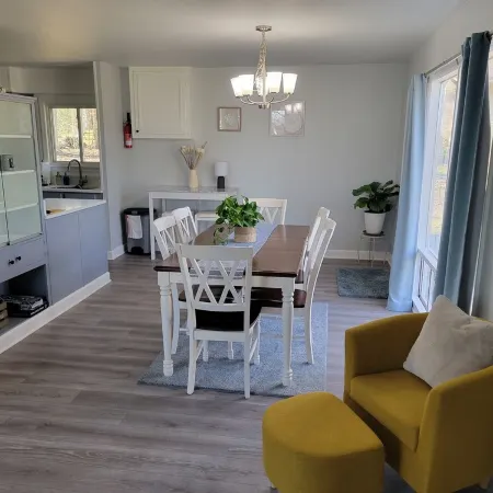 Bright, Modern Park Forest Home, 2.5m to Penn State! Breakfast included.
