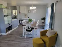 Bright, Modern Park Forest Home, 2.5m to Penn State! Breakfast included.