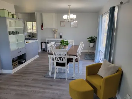 Bright, Modern Park Forest Home, 2.5m to Penn State! Breakfast included.