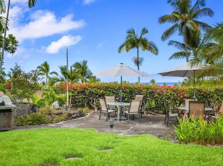Kona Condo with Ocean Views, Pool, A/C & Near Golf Отели рядом с достопримечательностью «St Peter's by The Sea Catholic Church»