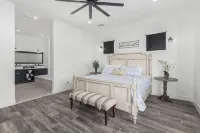 Arcadia/Biltmore 2023 Build - Heated Pool - 4 bedroom 4.5 bath - PRIME LOCATION