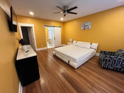Nueva y Elegante Casa a 1 Milla del Dowtown y 6 Millas de las Playas OBX