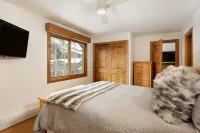 Incredible views in open 2 bedroom condo in Aspen Core! Walk to Gondola.