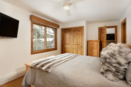 Incredible views in open 2 bedroom condo in Aspen Core! Walk to Gondola. Отели рядом с достопримечательностью «Aspen Highlands»