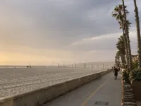 Clean!  Best Deck...  View...  1 Min to Sand.  Parking... Bikes. Cal King. Hotels in Mission Beach